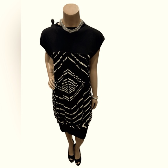 Stylish three-quarter length black-and-white dress 💕✨🛍️👗 - Picture 2 of 6